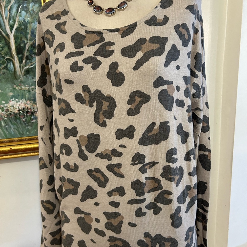 ENTI cozy cheetah print long sleeve tee SZ L